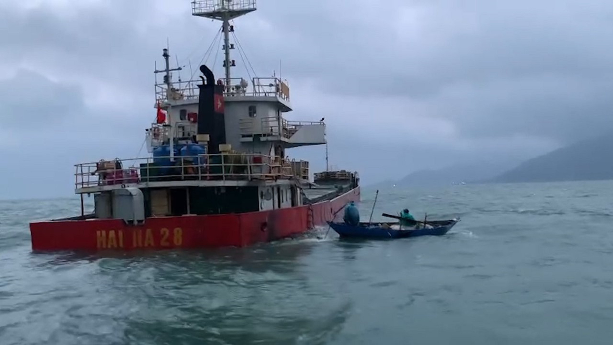 5,3 tỉ đồng trục vớt tàu và 2.250 tấn xi măng chìm ở Cù Lao Chàm