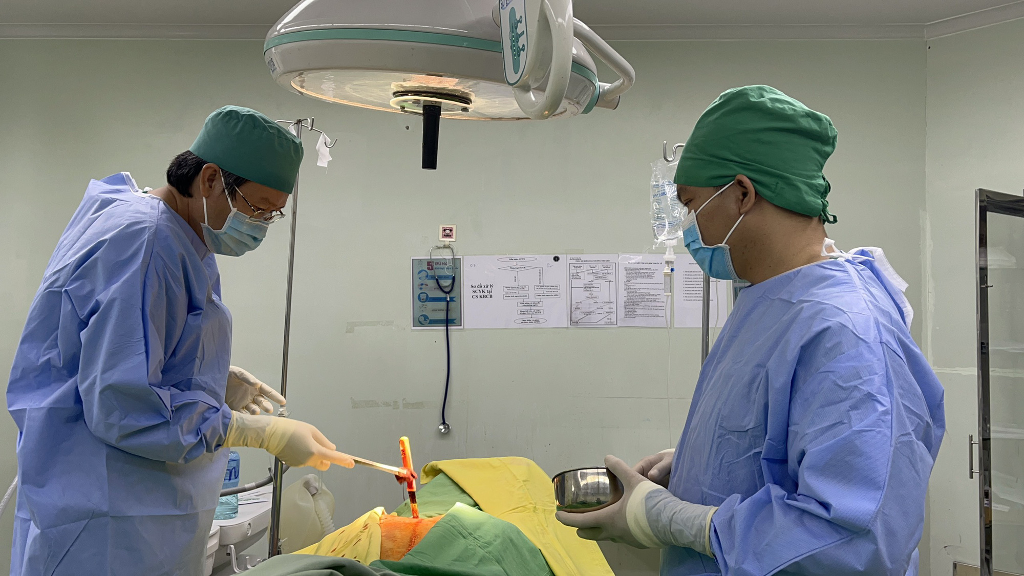 Thoát chết sau khi bị đâm dính dao sau lưng tại quán nhậu