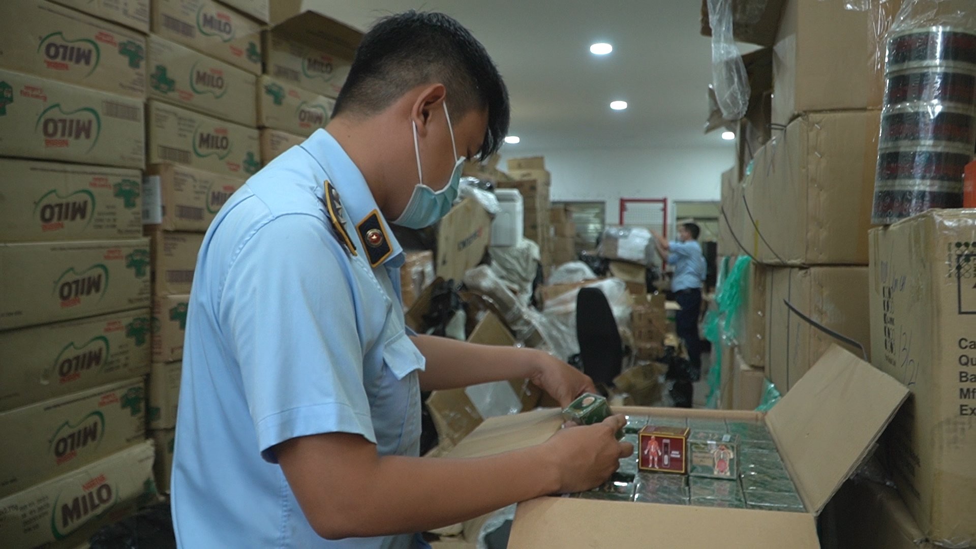 Thu giữ hàng trăm ngàn sản phẩm nhập lậu trong kho hàng của công ty xuất nhập khẩu