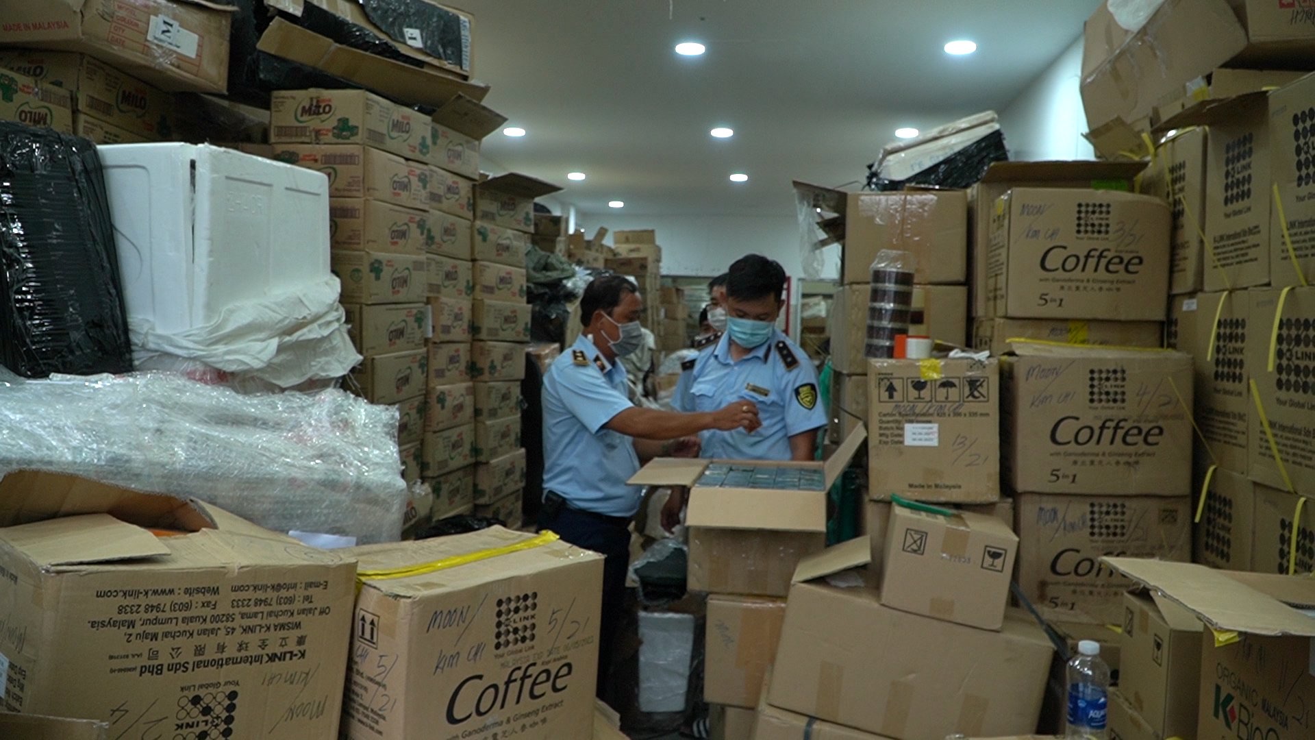 Thu giữ h&agrave;ng trăm ng&agrave;n sản phẩm nhập lậu trong kho h&agrave;ng của c&ocirc;ng ty xuất nhập khẩu - Ảnh 2.