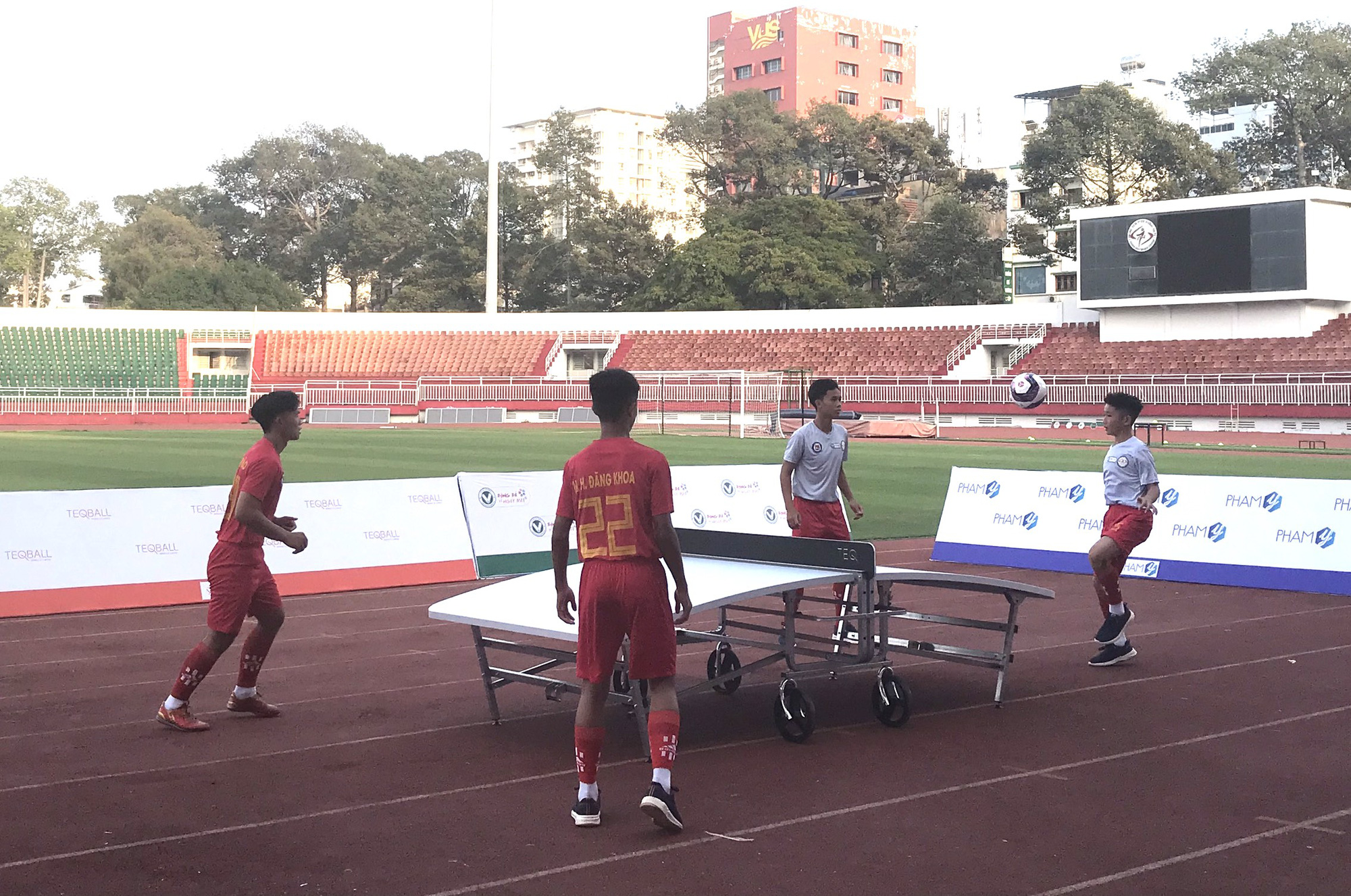 Liên đoàn Bóng đá TP HCM ký kết hợp tác phát triển môn Teqball