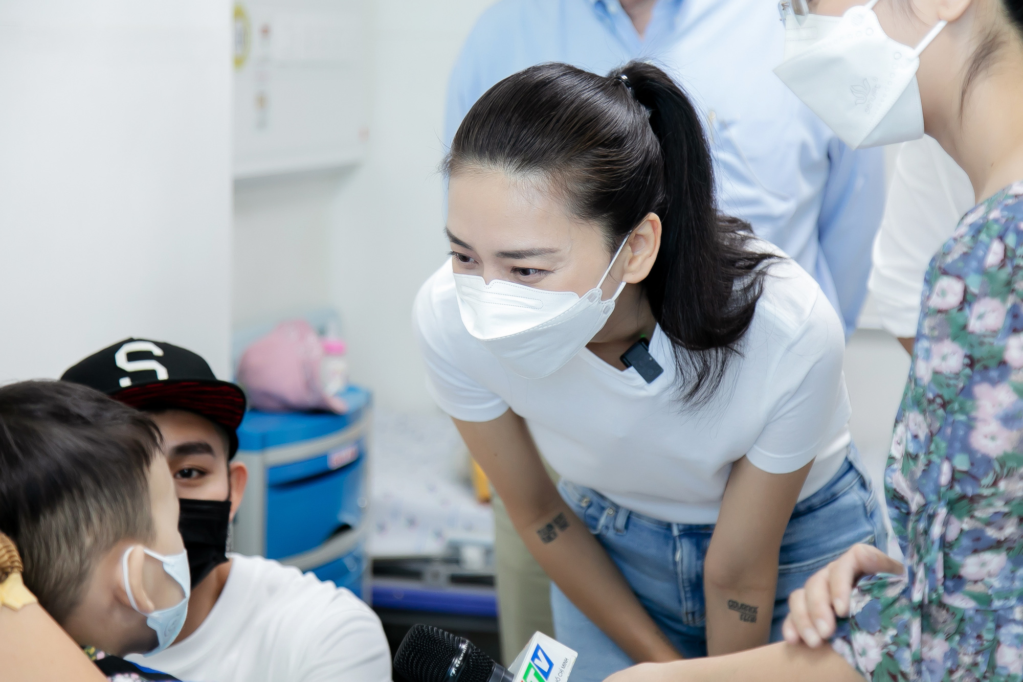 Ngô Thanh Vân - Huy Trần miệt mài sứ mệnh “cứu tim” trẻ em - Ảnh 2.