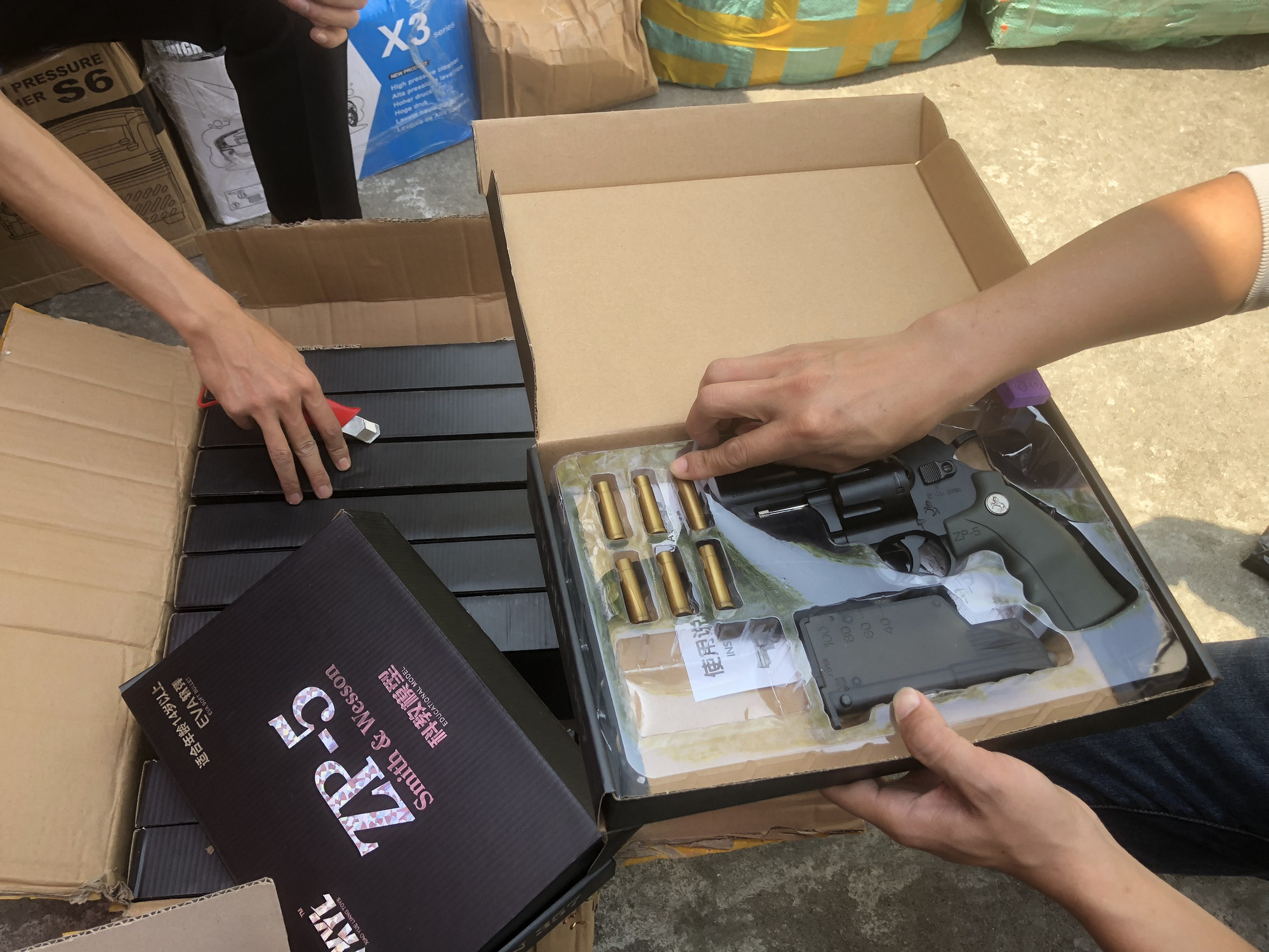 Bắt giữ ôtô chở nhiều khẩu súng