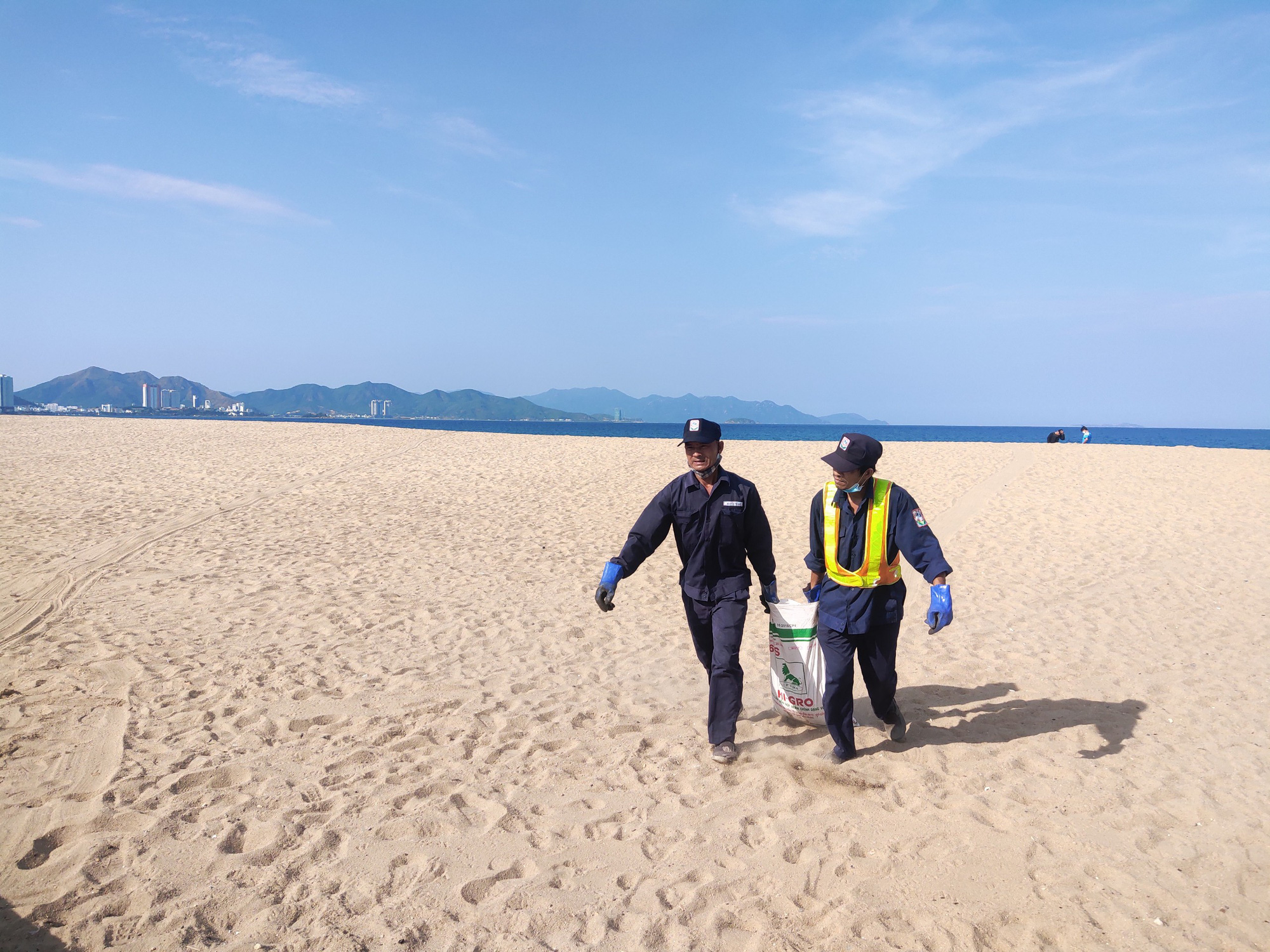 Dầu th&ocirc; bất ngờ tr&agrave;n ngập bờ biển Nha Trang - Ảnh 1.