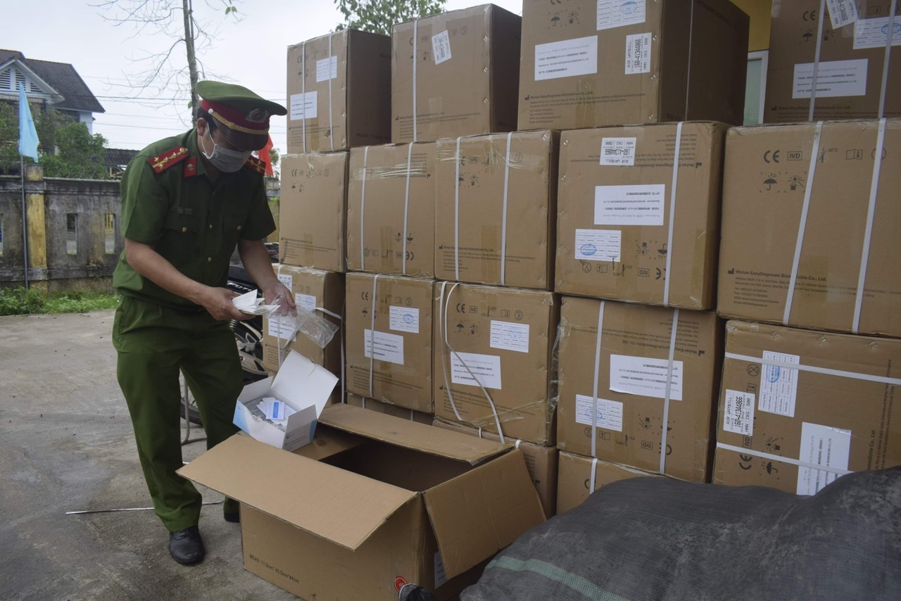Ph&aacute;t hiện 50.000 bộ kit test Covid-19 kh&ocirc;ng nguồn gốc được chở tr&ecirc;n &ocirc;t&ocirc; tải - Ảnh 1.
