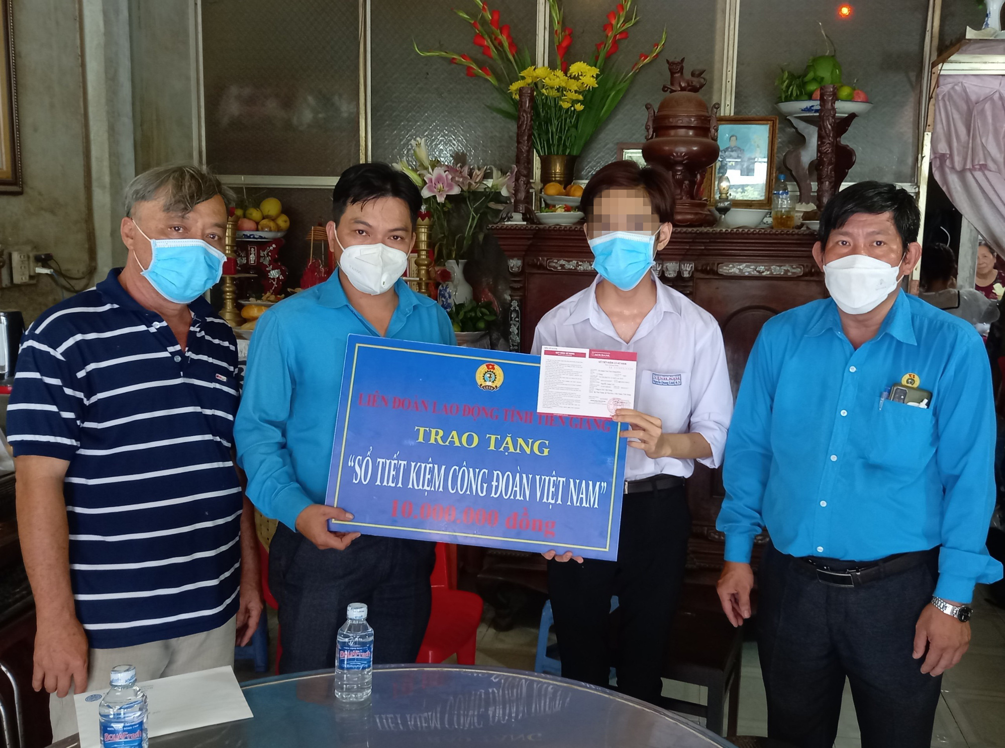 Tiền Giang: Tặng sổ tiết kiệm cho con đoàn viên tử vong do Covid-19