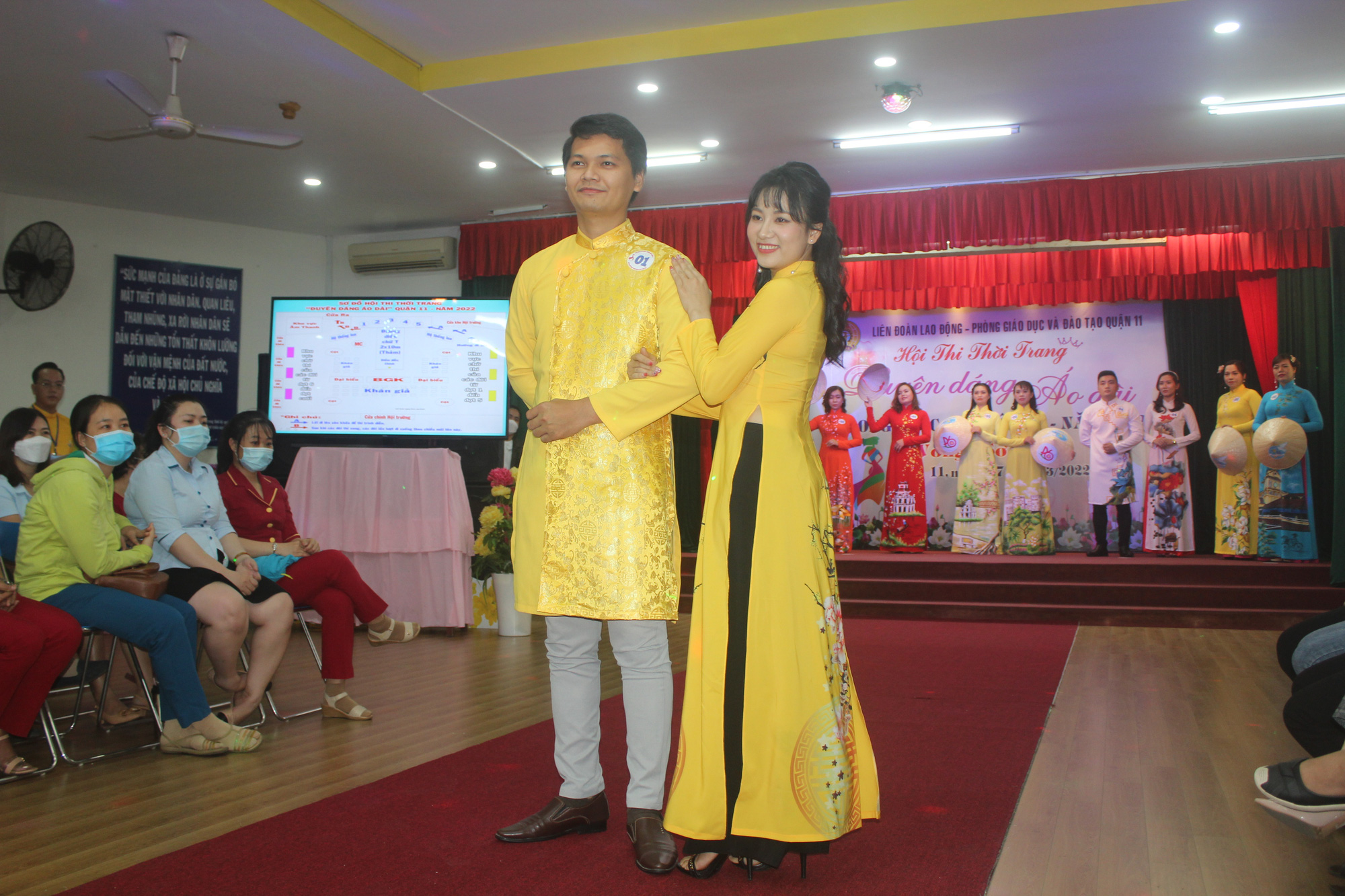 Tôn vinh phụ nữ 2 giỏi, chăm lo con đoàn viên khó khăn