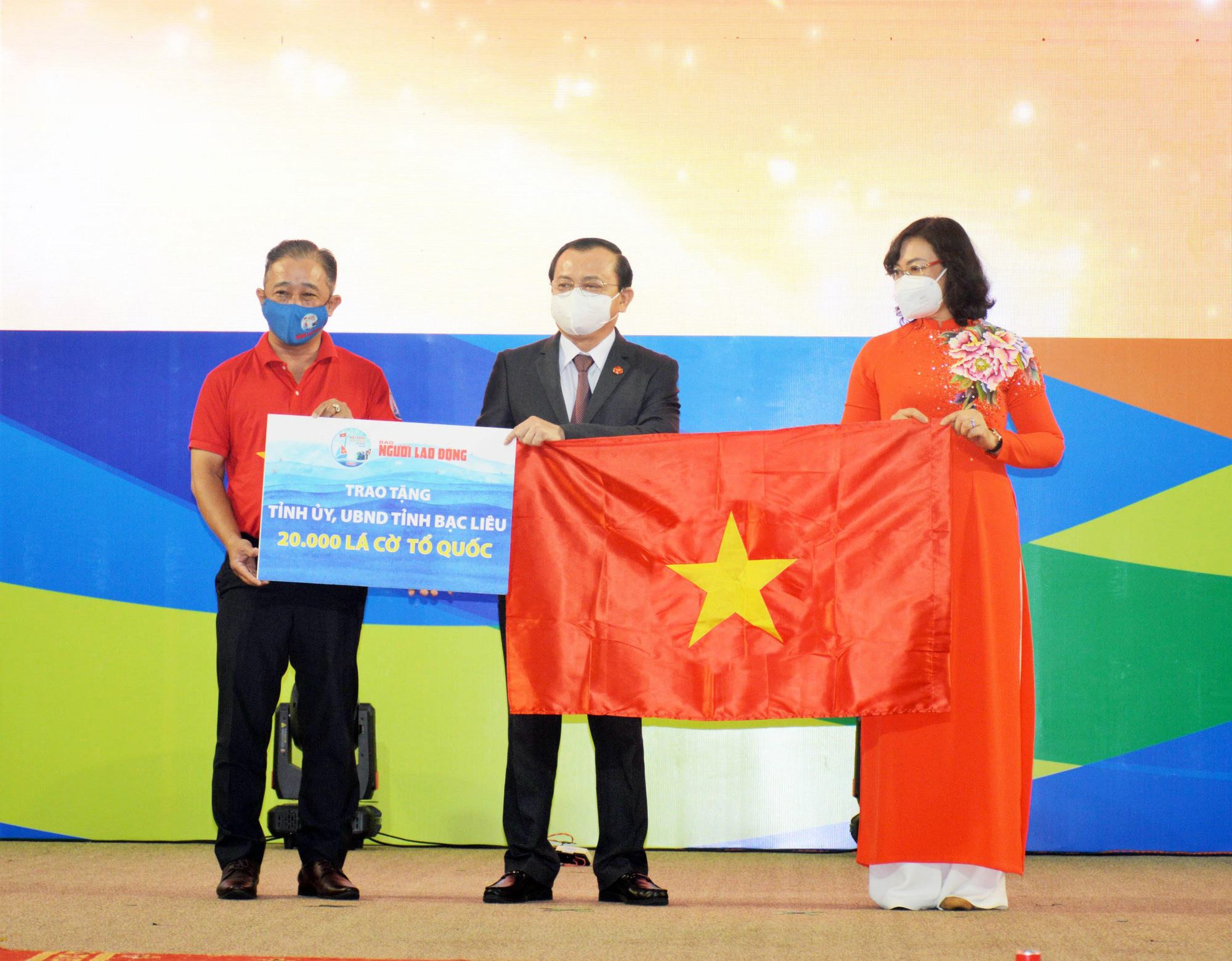20.000 lá cờ Tổ quốc đến với ngư dân Bạc Liêu - Ảnh 1.