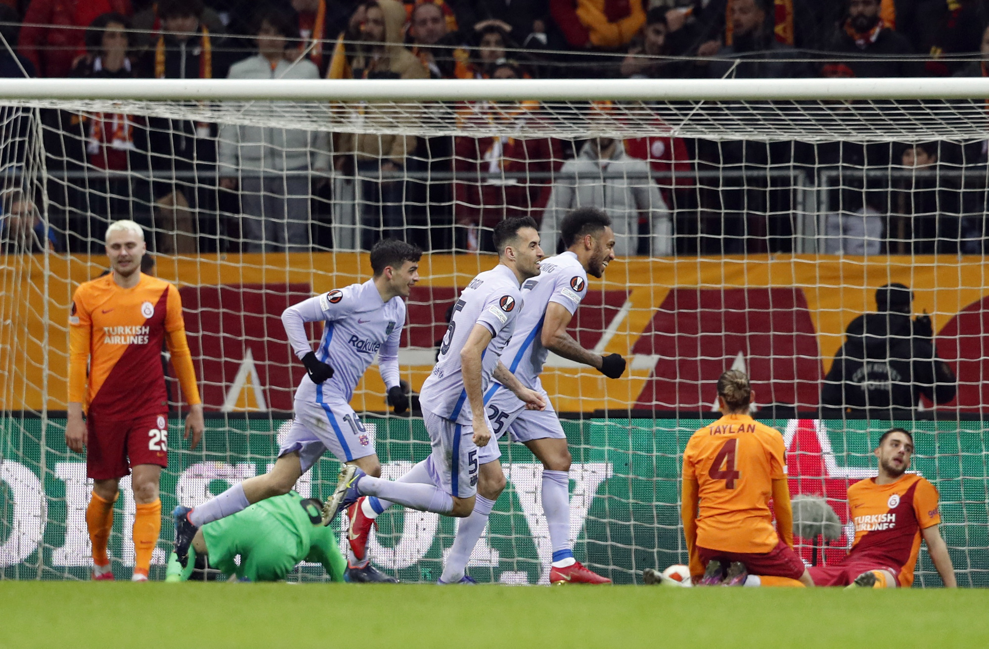 Ngược d&ograve;ng loại Galatasaray, Barcelona đoạt v&eacute; tứ kết Europa League - Ảnh 5.