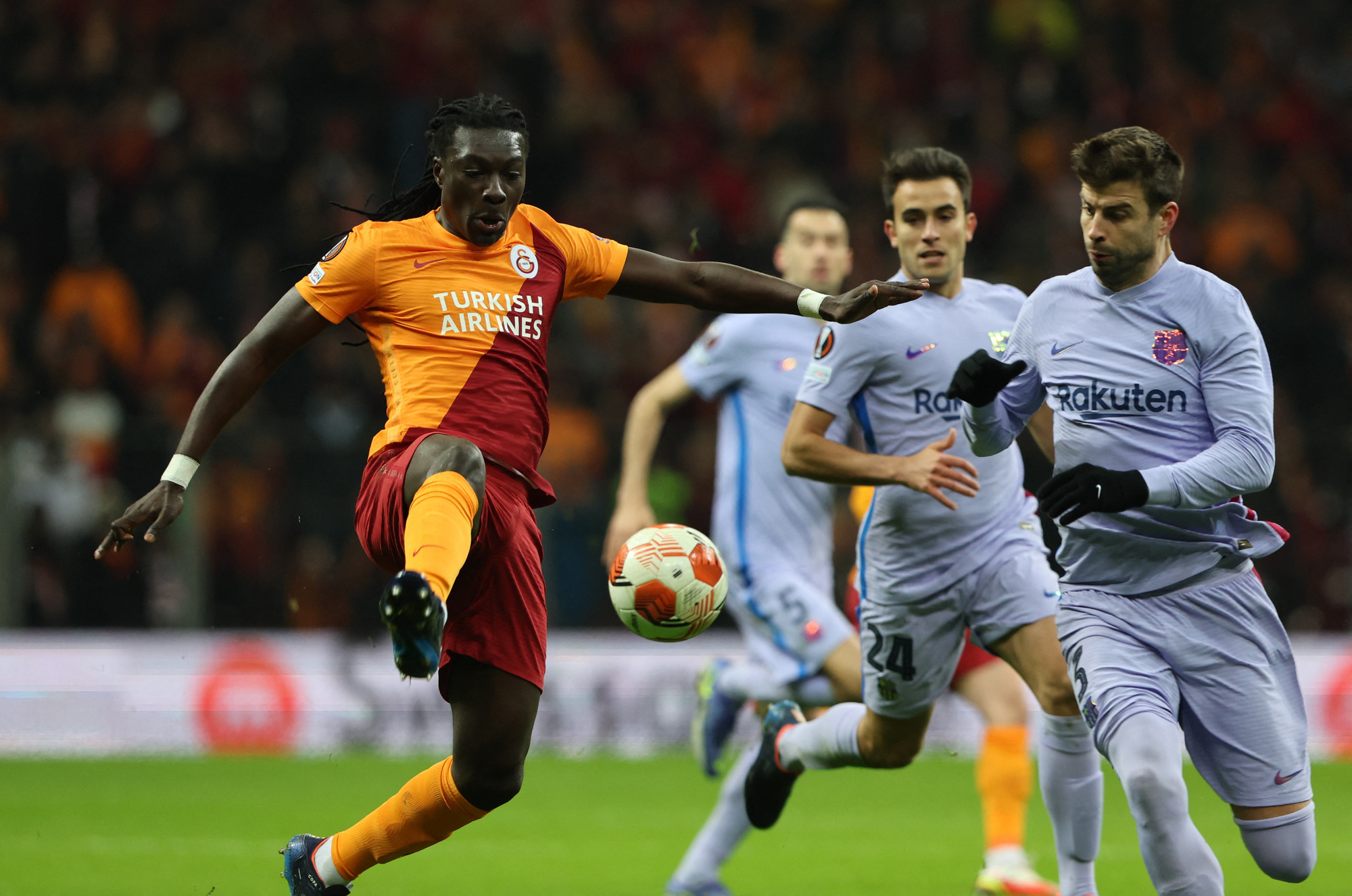 Ngược d&ograve;ng loại Galatasaray, Barcelona đoạt v&eacute; tứ kết Europa League - Ảnh 1.