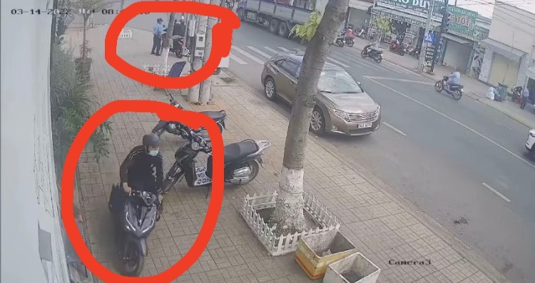 CLIP: Bác bảo vệ thật thà bị trộm mất 2 xe máy trong tích tắc