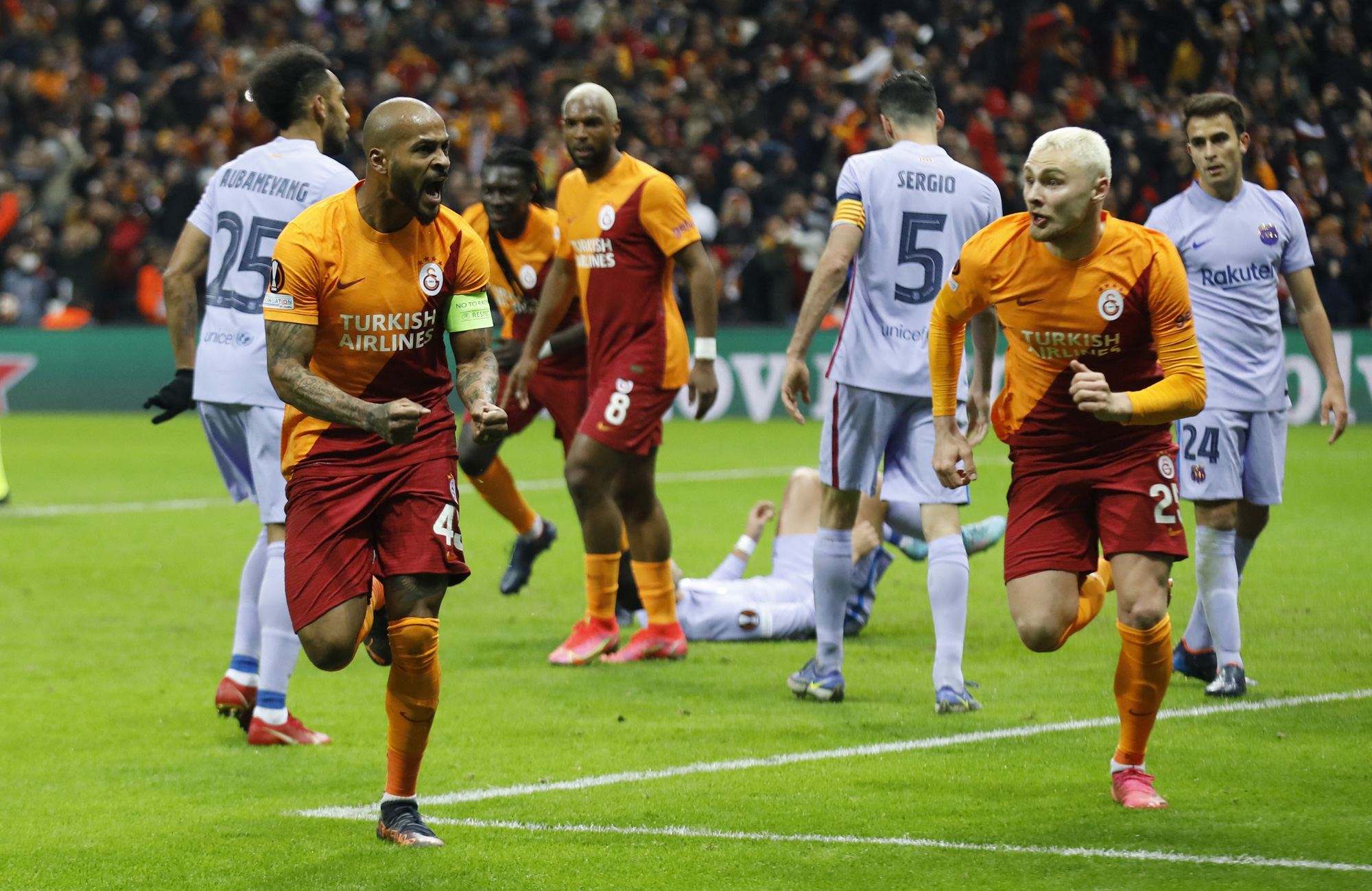 Ngược d&ograve;ng loại Galatasaray, Barcelona đoạt v&eacute; tứ kết Europa League - Ảnh 2.