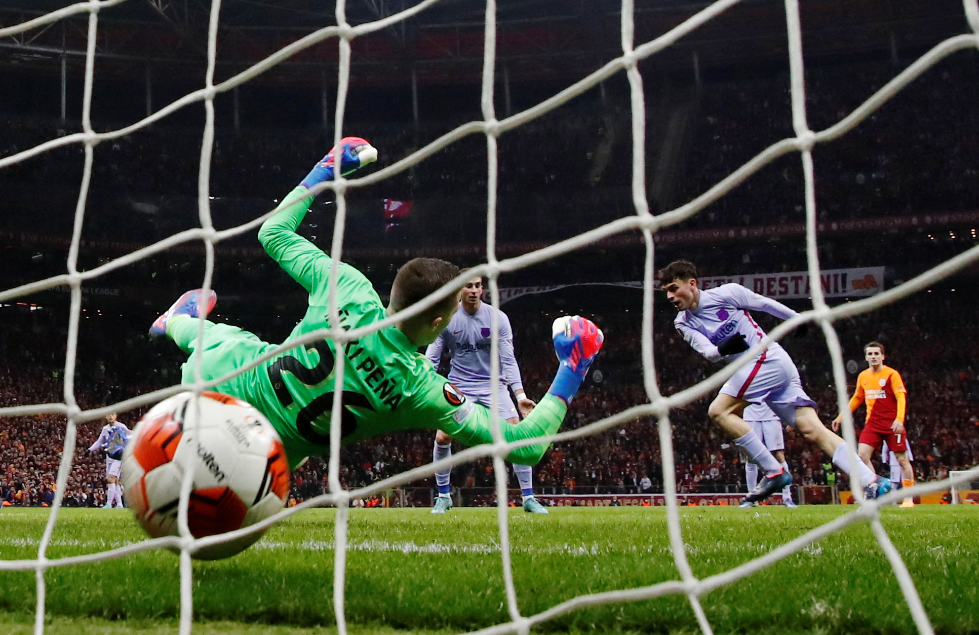 Ngược d&ograve;ng loại Galatasaray, Barcelona đoạt v&eacute; tứ kết Europa League - Ảnh 3.