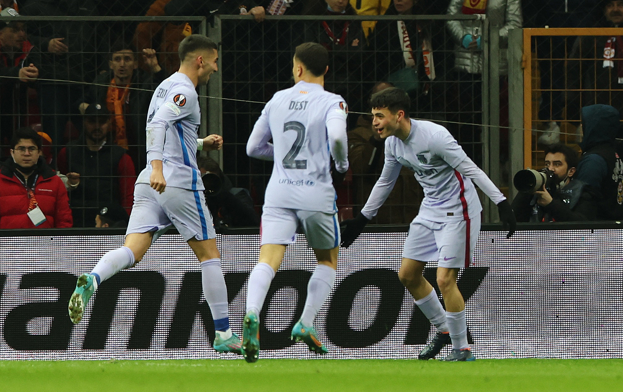 Ngược d&ograve;ng loại Galatasaray, Barcelona đoạt v&eacute; tứ kết Europa League - Ảnh 4.