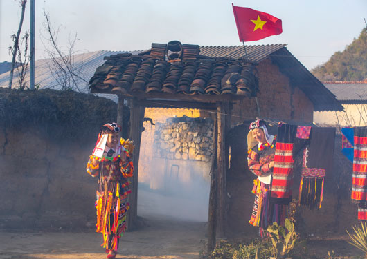 Cuộc thi ảnh Thi&ecirc;ng li&ecirc;ng cờ Tổ quốc: Sắc đỏ th&aacute;ng ba - Ảnh 5.