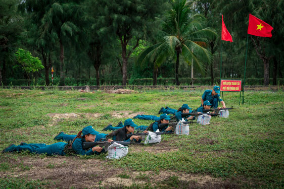 Cuộc thi ảnh Thi&ecirc;ng li&ecirc;ng cờ Tổ quốc: Sắc đỏ th&aacute;ng ba - Ảnh 4.