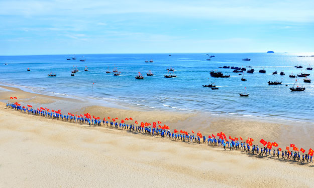 Cuộc thi ảnh "Thiêng liêng cờ Tổ quốc": Sắc đỏ tháng ba