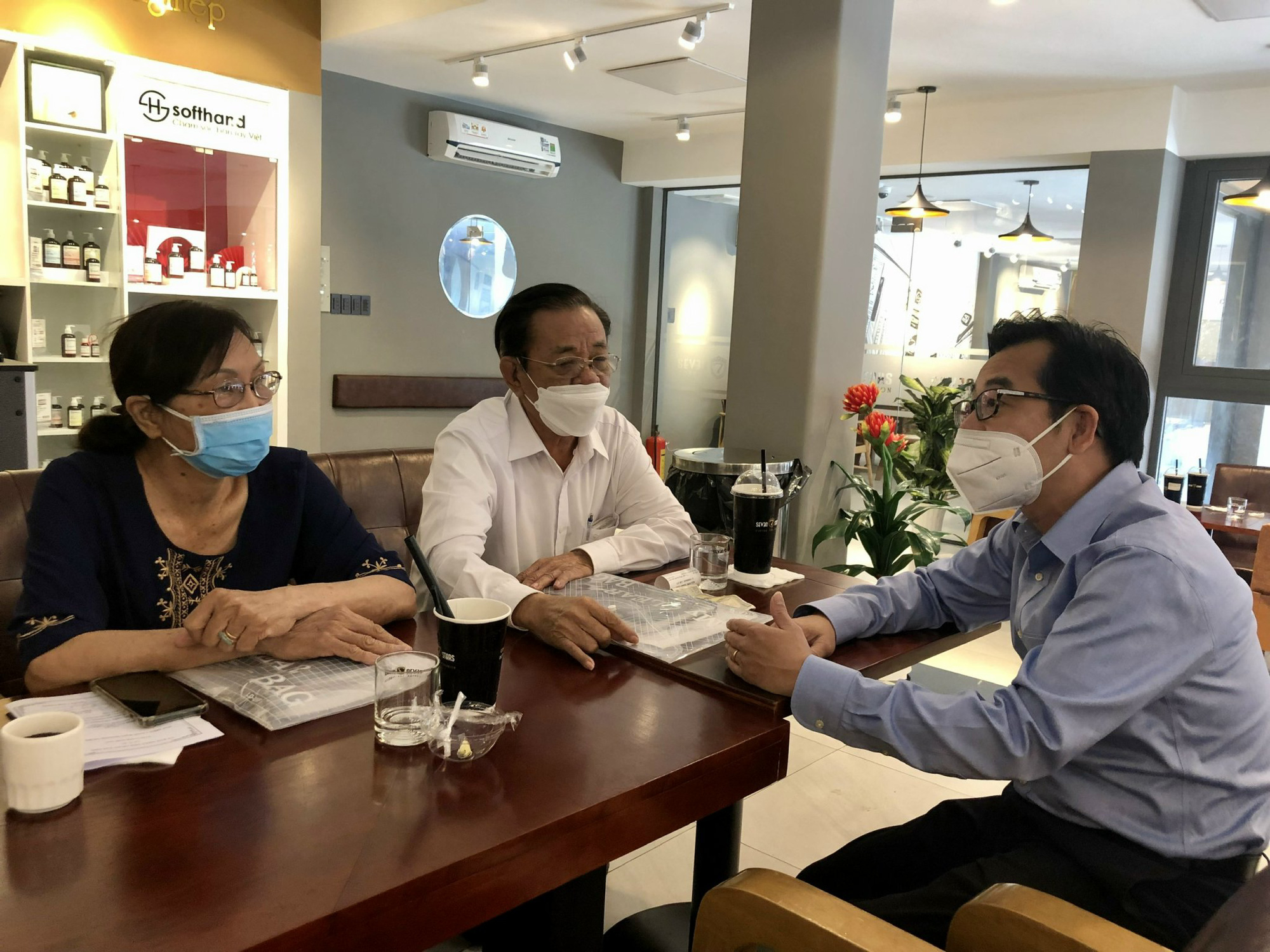 TP HCM: L&atilde;nh đạo quận T&acirc;n Ph&uacute; c&agrave; ph&ecirc; c&ugrave;ng doanh nghiệp, th&aacute;o gỡ kh&oacute; khăn về đất đai - Ảnh 2.