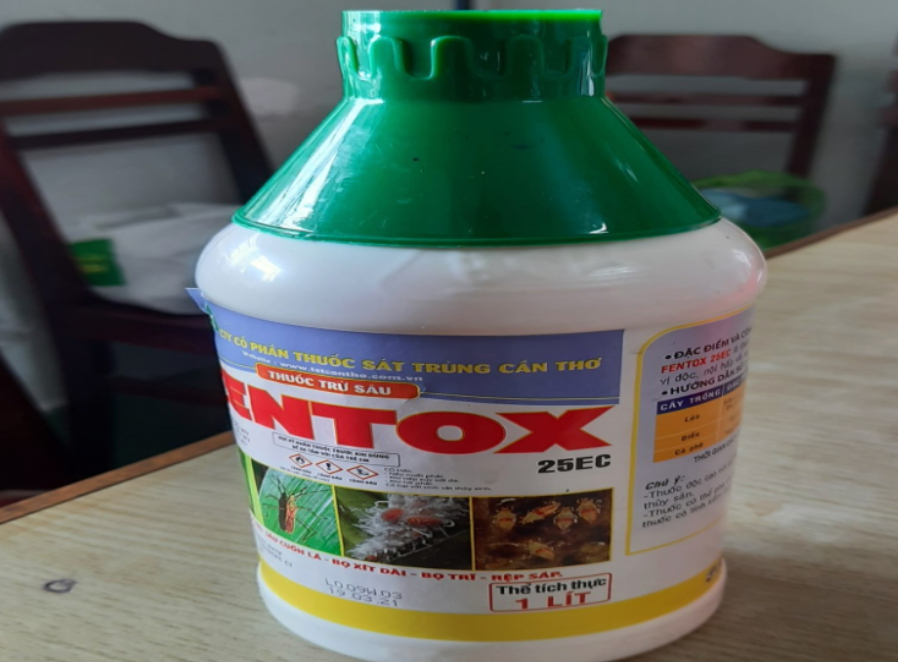 Giận vợ cũ,  mua thuốc trừ sâu pha nước ngọt cho con uống