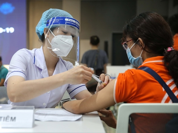 Thủ tướng yêu cầu nghiên cứu tiêm vắc-xin Covid-19 mũi 4 cho người lớn, mũi 3 cho trẻ em