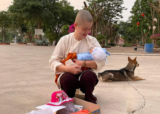 Bé trai sinh ngày 8-3 bị bỏ rơi trước cổng chùa