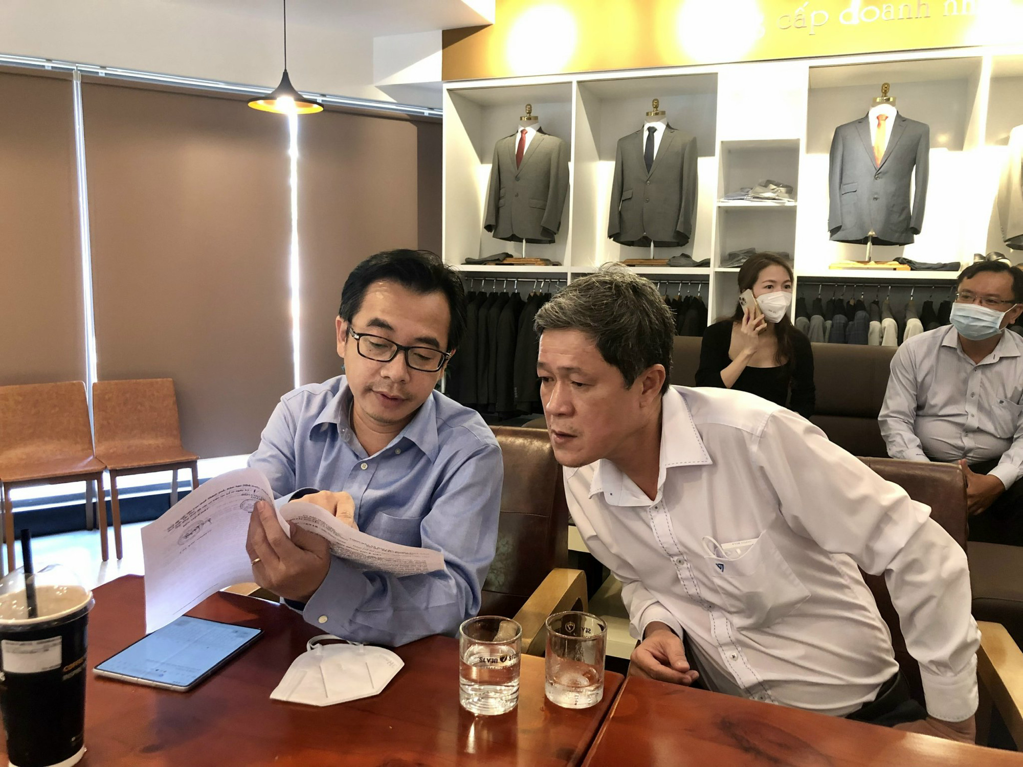 TP HCM: L&atilde;nh đạo quận T&acirc;n Ph&uacute; c&agrave; ph&ecirc; c&ugrave;ng doanh nghiệp, th&aacute;o gỡ kh&oacute; khăn về đất đai - Ảnh 1.