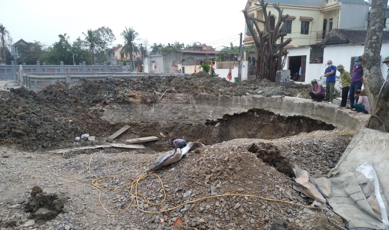 Vụ ph&aacute; giếng cổ ở đền L&ecirc; Văn Hưu: C&oacute; giếng, nhưng kh&ocirc;ng c&oacute; giếng cổ ng&agrave;n năm? - Ảnh 2.