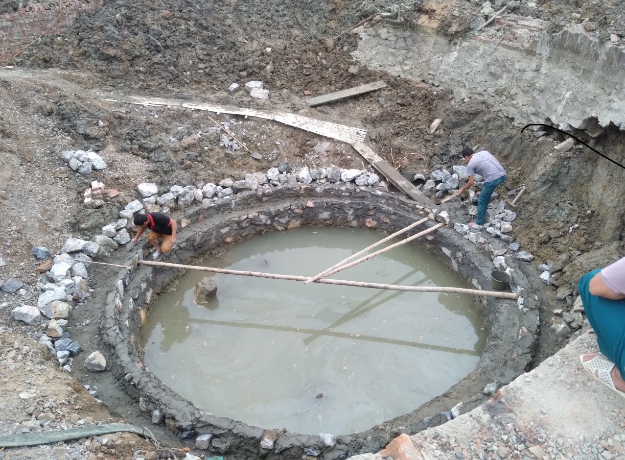 Phá giếng cổ hàng trăm năm ở đền Lê Văn Hưu để làm mới
