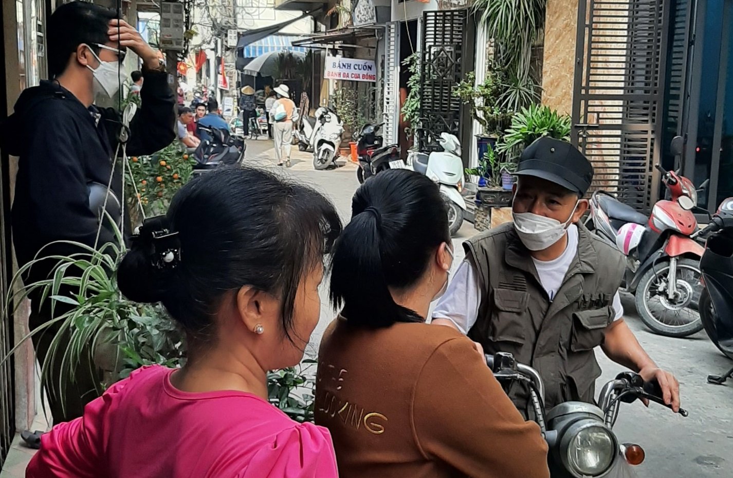 Cha dùng búa đập liên tiếp vào đầu con trai đang ngủ