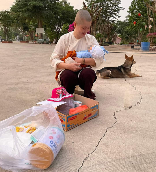 B&eacute; trai sinh ng&agrave;y 8-3 bị bỏ rơi trước cổng ch&ugrave;a - Ảnh 1.