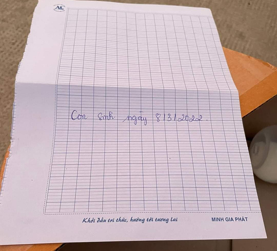 B&eacute; trai sinh ng&agrave;y 8-3 bị bỏ rơi trước cổng ch&ugrave;a - Ảnh 2.