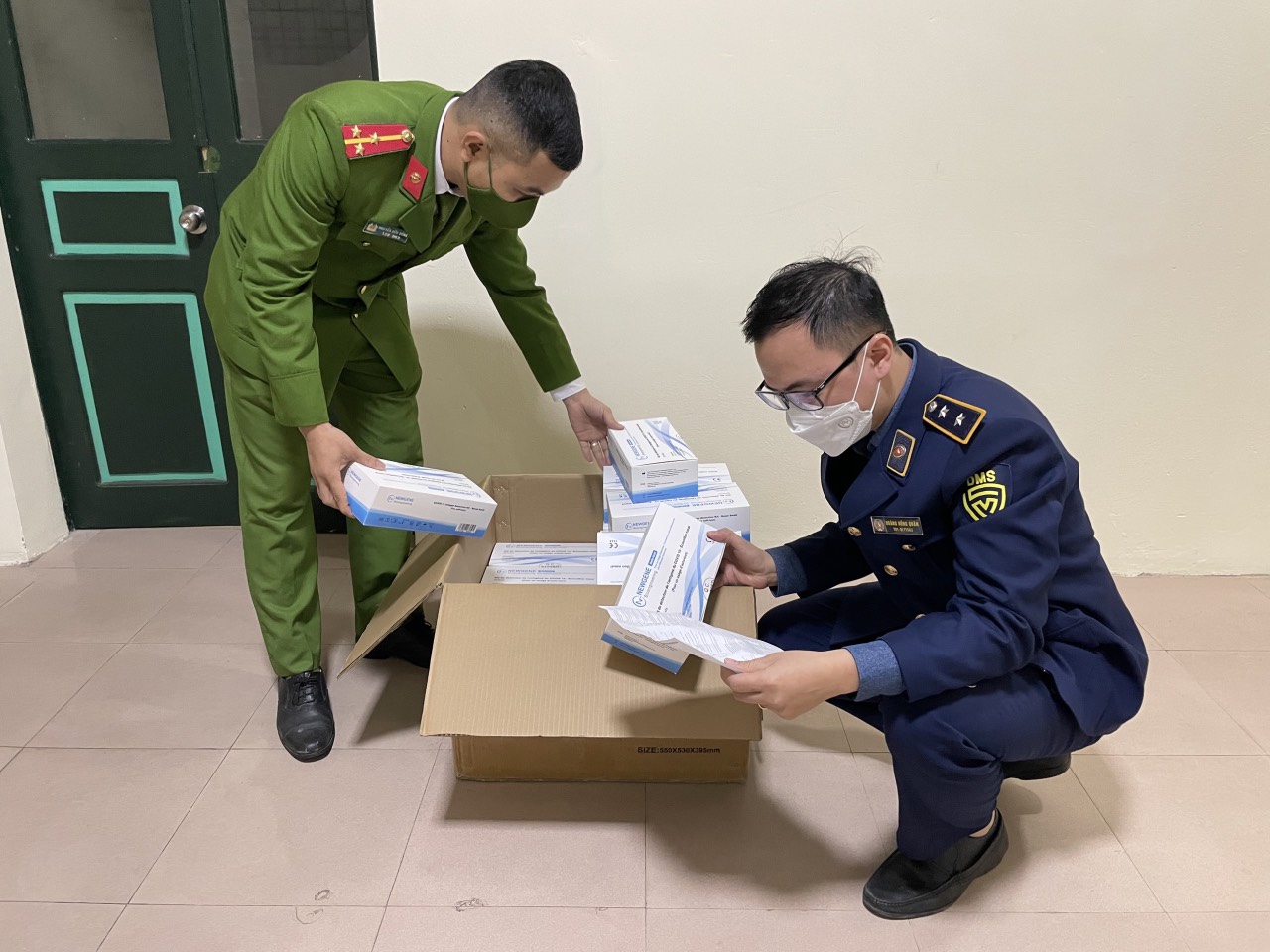 Thu mua hàng ngàn kit test Covid-19 để bán trên "chợ mạng" kiếm lời