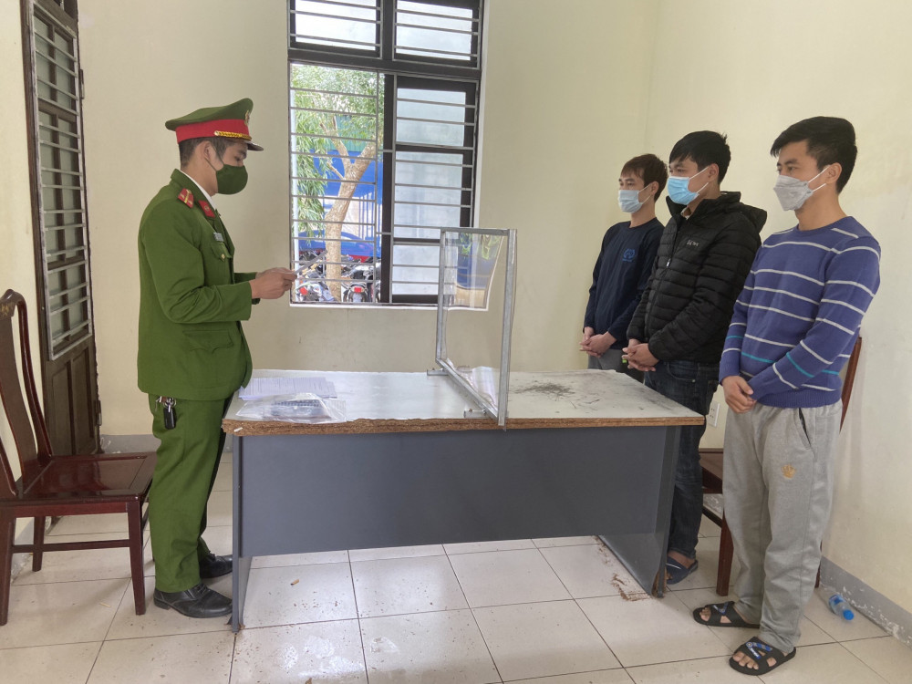Bắt 3 đối tượng mua bán tài khoản ngân hàng, chiếm đoạt hơn 100 triệu đồng