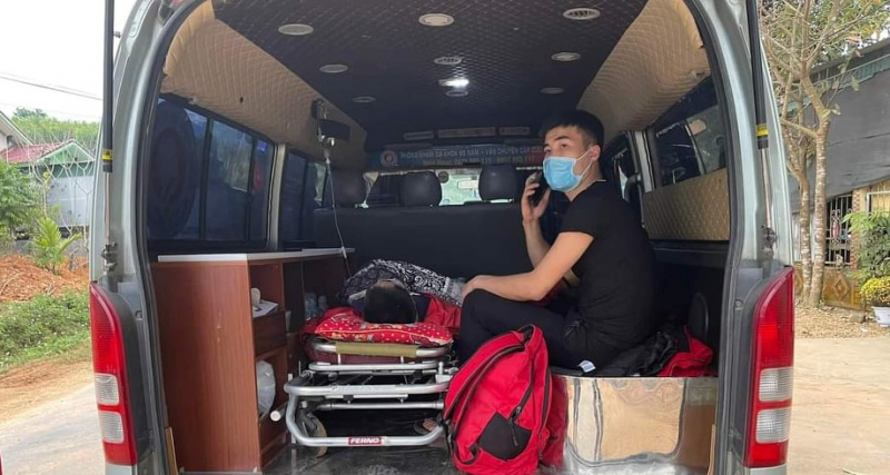Rơi từ m&aacute;i nh&agrave; xuống, người đ&agrave;n &ocirc;ng bị thanh sắt nhổ đinh cầm tay đ&acirc;m xuy&ecirc;n ngực - Ảnh 2.