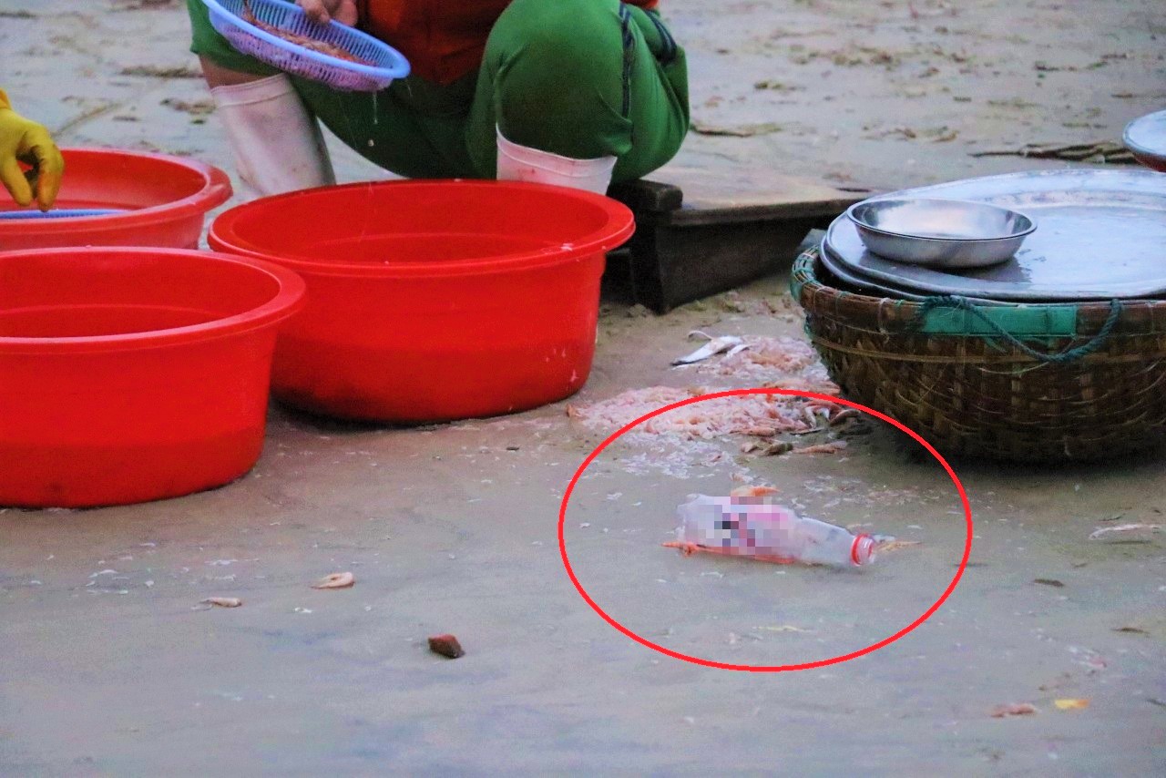 Xác minh việc nhóm tiểu thương Đà Nẵng nhuộm ruốc tươi bằng dung dịch màu đỏ