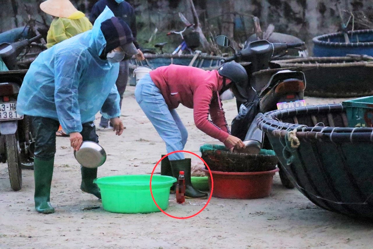 X&aacute;c minh việc nh&oacute;m tiểu thương Đ&agrave; Nẵng nhuộm ruốc tươi bằng dung dịch m&agrave;u đỏ - Ảnh 1.