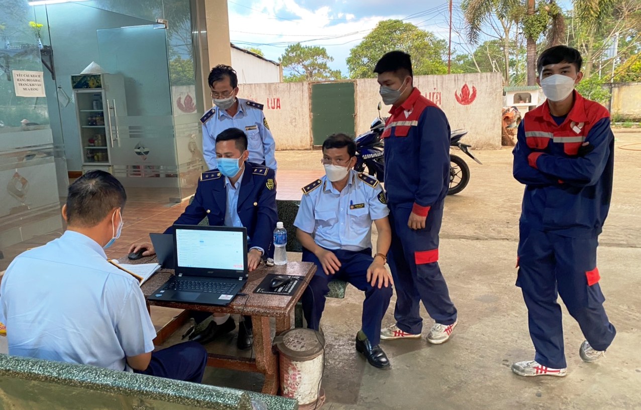 Xử phạt cửa h&agrave;ng xăng dầu ra quy định lạ trước giờ tăng gi&aacute; - Ảnh 2.