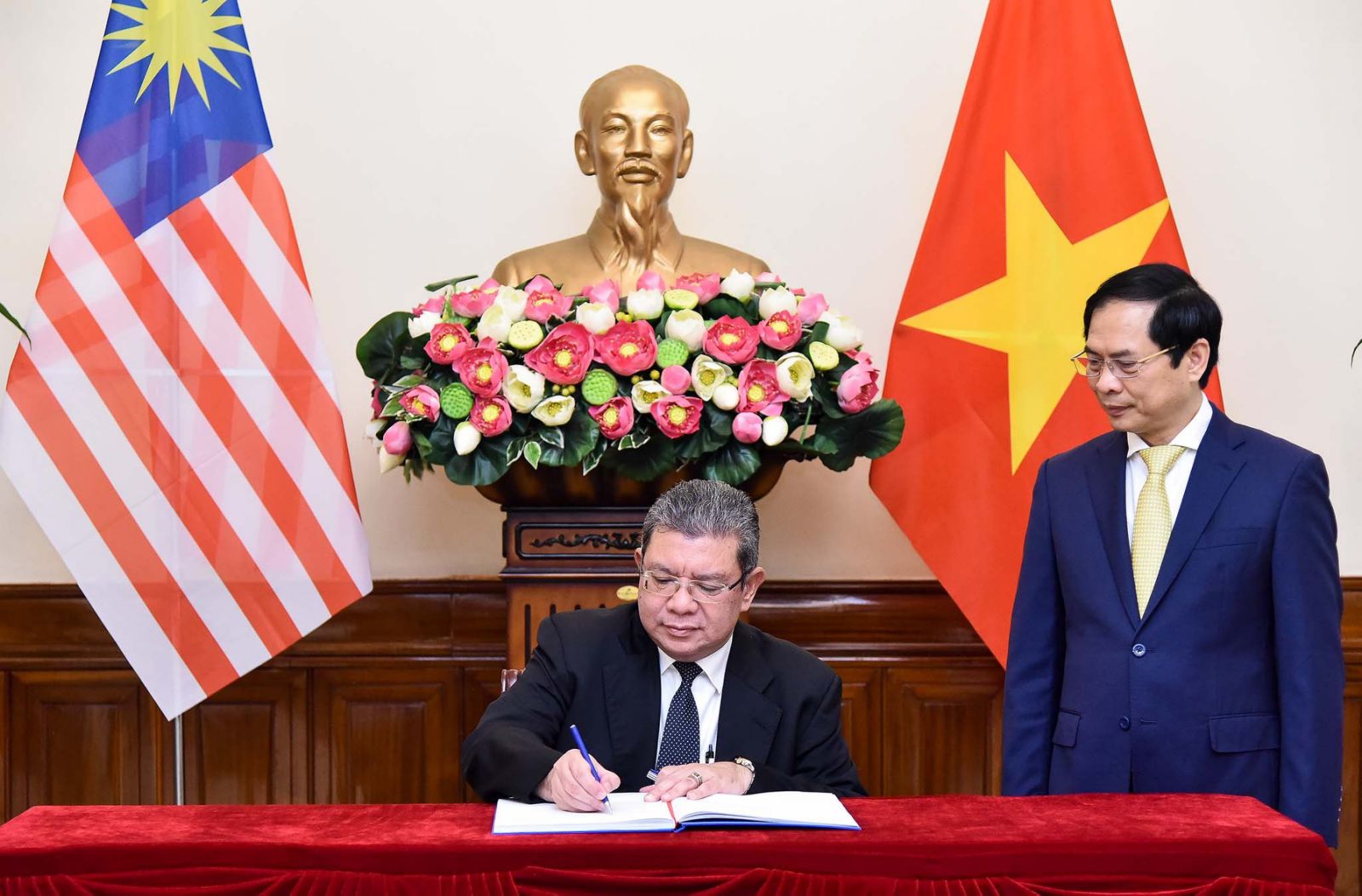 Hai Bộ trưởng Ngoại giao Việt Nam v&agrave; Malaysia hội đ&agrave;m - Ảnh 4.