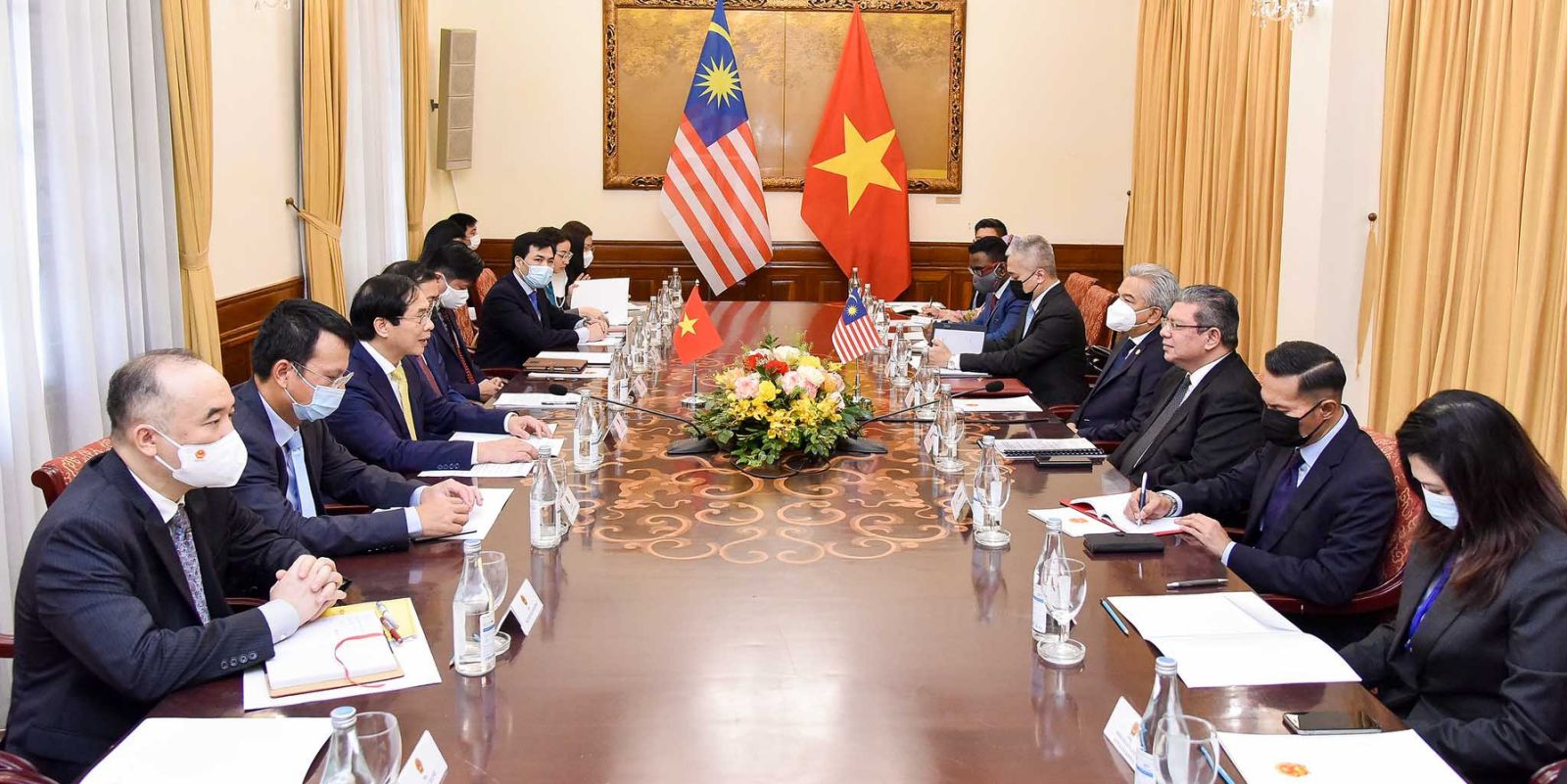 Hai Bộ trưởng Ngoại giao Việt Nam v&agrave; Malaysia hội đ&agrave;m - Ảnh 2.