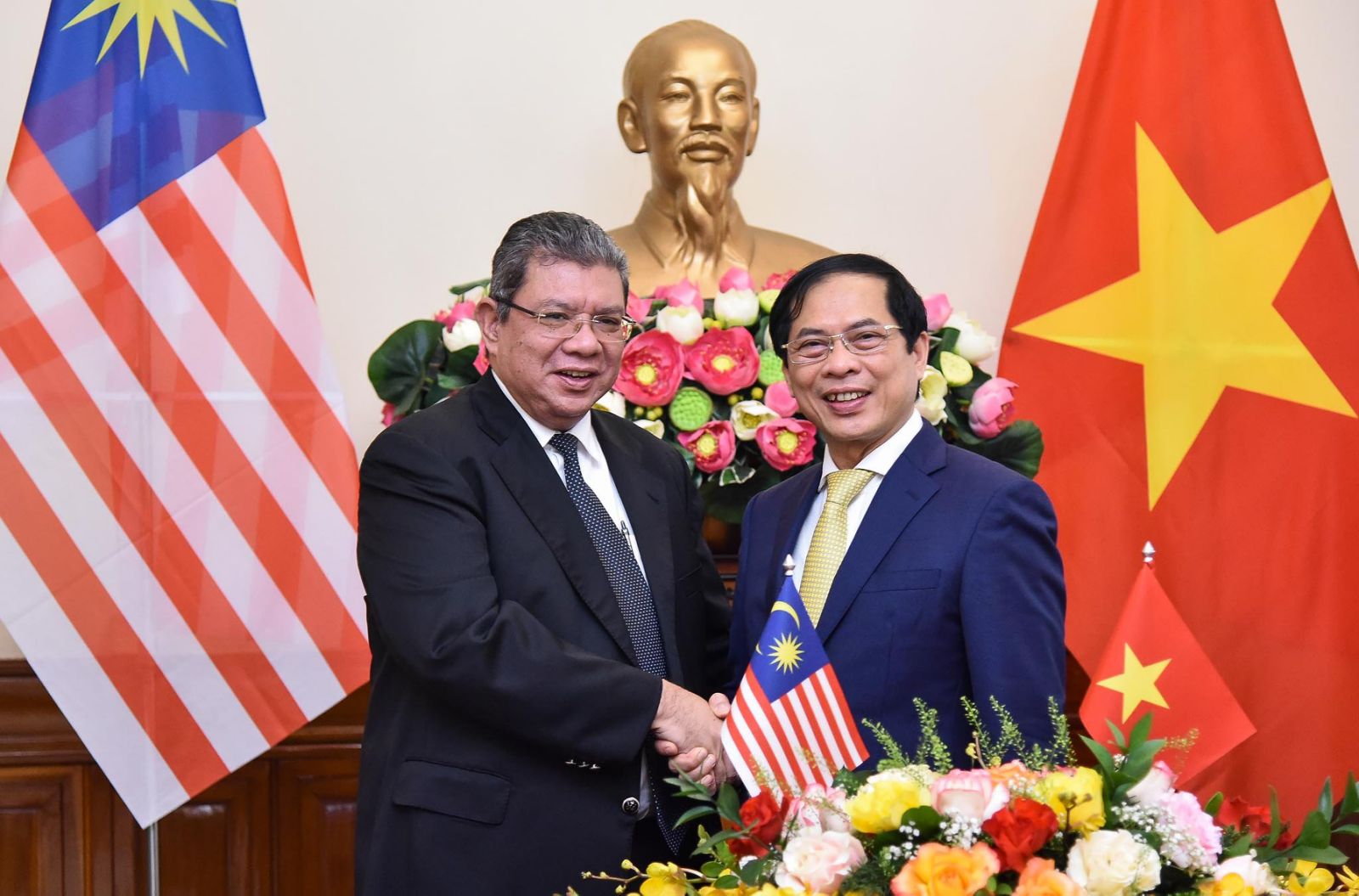 Hai Bộ trưởng Ngoại giao Việt Nam v&agrave; Malaysia hội đ&agrave;m - Ảnh 3.