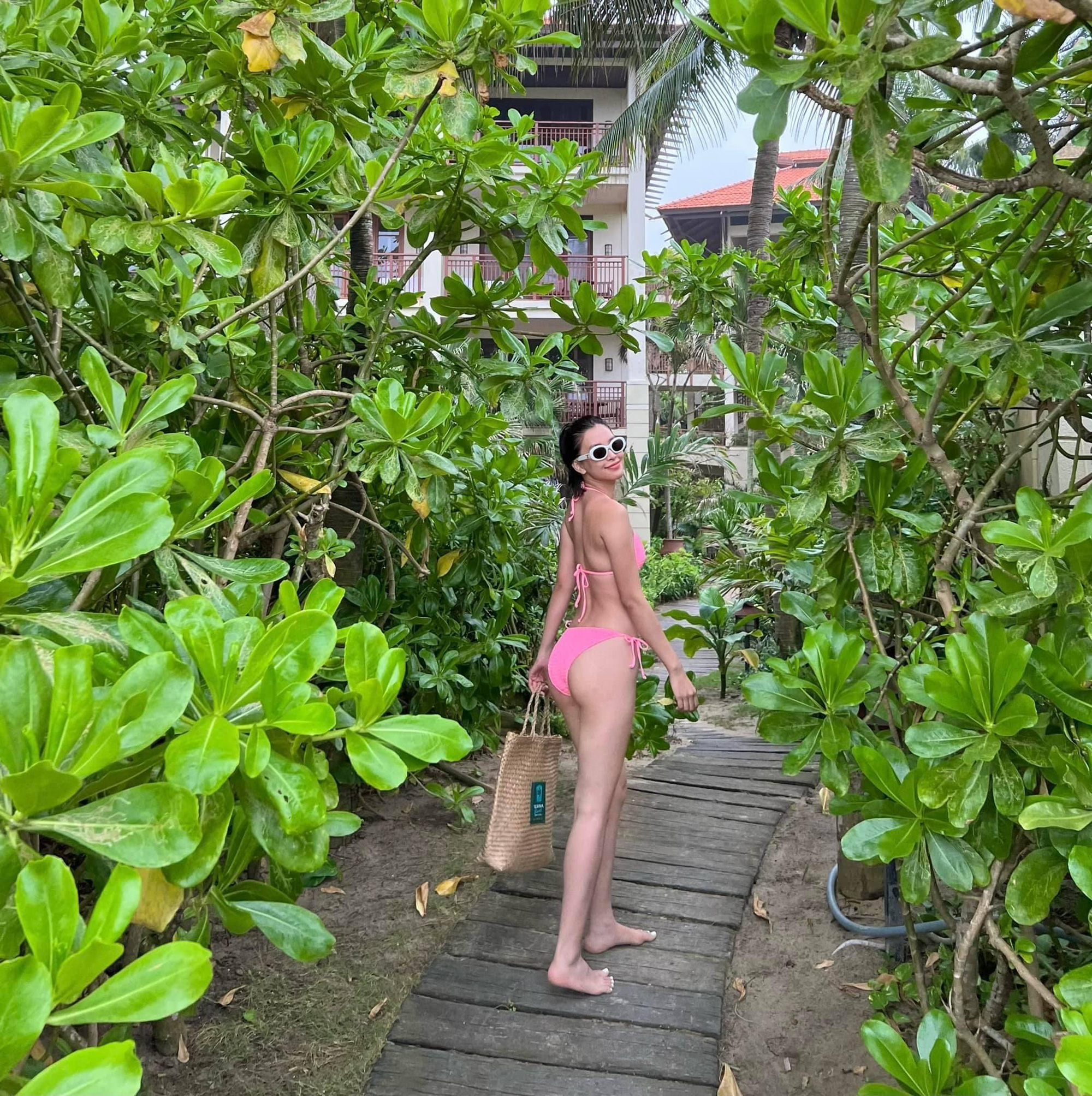Hoa hậu Trần Tiểu Vy diện bikini, trở th&agrave;nh đề t&agrave;i b&igrave;nh luận của cư d&acirc;n mạng - Ảnh 2.