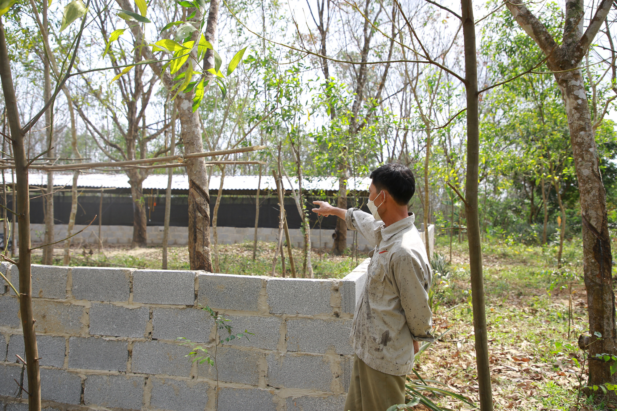 Hàng chục hộ dân bị tuýt còi vì xây dựng công trình chờ đại dự án đền bù - Ảnh 1.