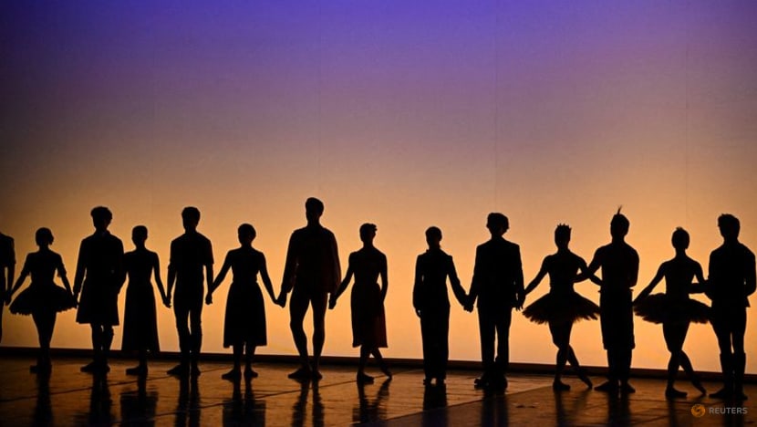 Vũ c&ocirc;ng ballet Nga - Ukraine s&aacute;t c&aacute;nh tr&ecirc;n s&acirc;n khấu ở London - Ảnh 1.