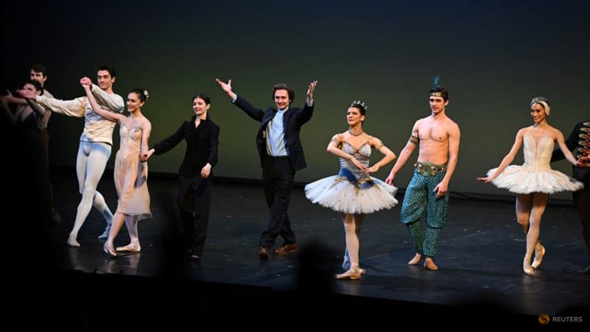 Vũ c&ocirc;ng ballet Nga - Ukraine s&aacute;t c&aacute;nh tr&ecirc;n s&acirc;n khấu ở London - Ảnh 2.