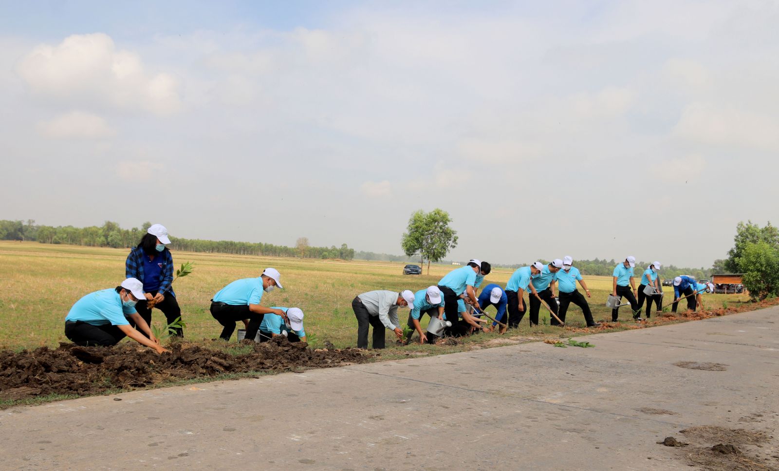 Agribank Long An phối hợp Tỉnh đoàn tổ chức lễ ra quân “Ngày chủ nhật xanh” - Ảnh 10.