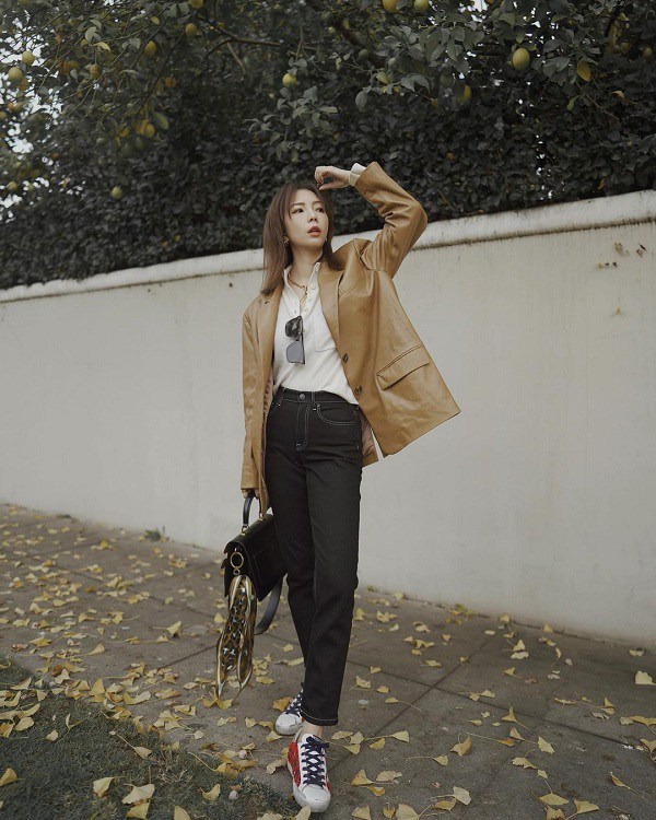 7 cách phối đồ kéo chân dài với quần jeans đen - Ảnh 2.