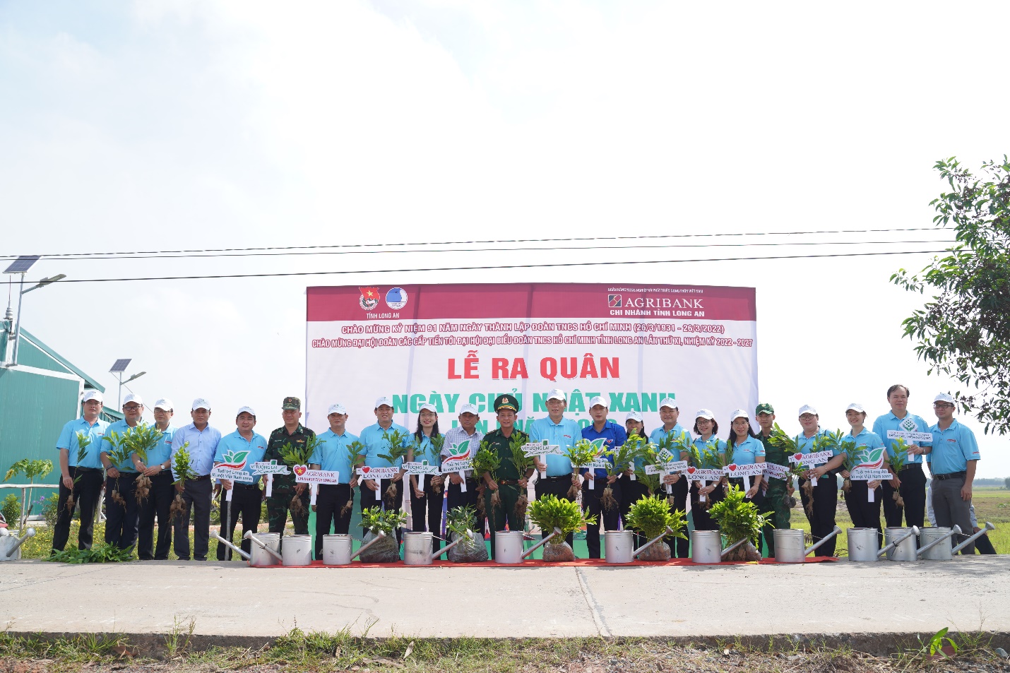 Agribank Long An phối hợp Tỉnh đoàn tổ chức lễ ra quân “Ngày chủ nhật xanh” - Ảnh 1.