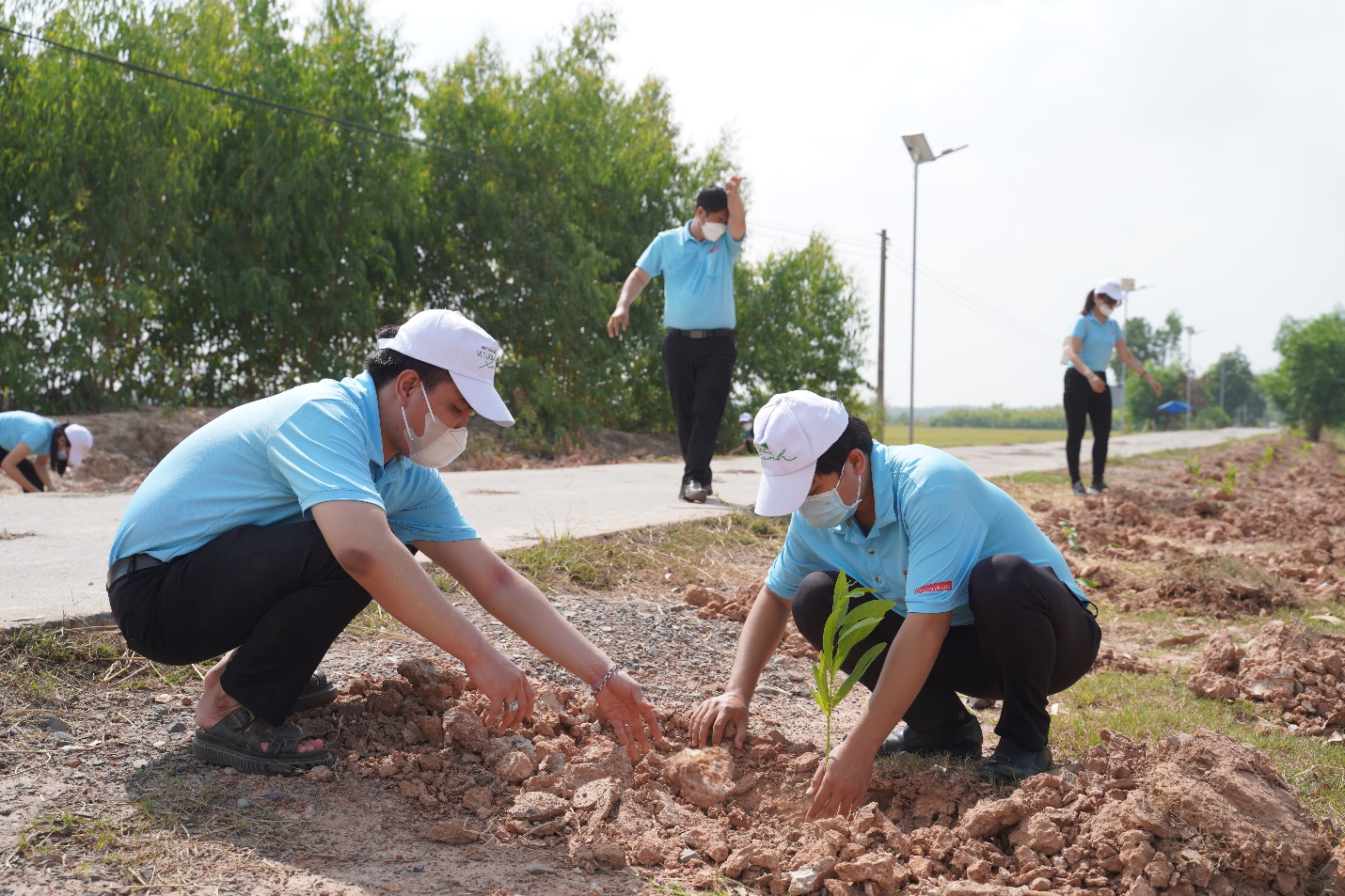 Agribank Long An phối hợp Tỉnh đoàn tổ chức lễ ra quân “Ngày chủ nhật xanh” - Ảnh 8.