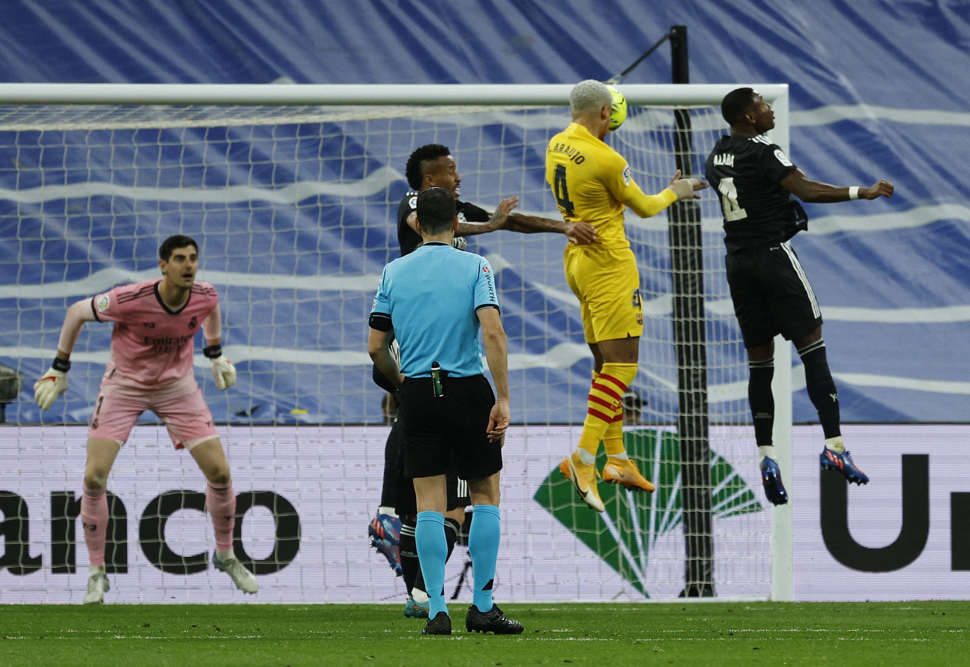 Đại phá Real Madrid ở Bernabeu, Barcelona gây chấn động La Liga - Ảnh 4.