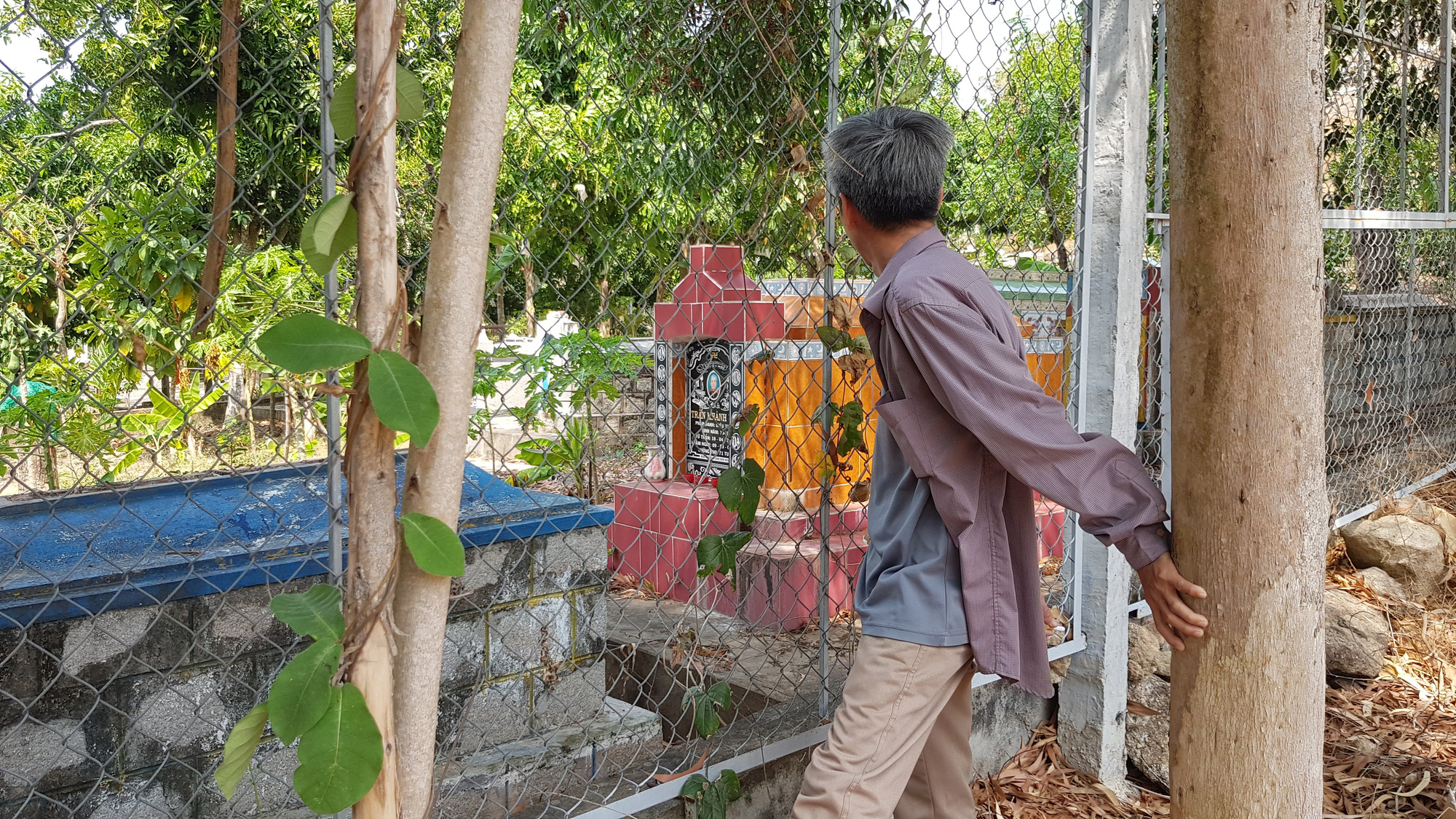 Chủ doanh nghiệp rào đất núi, hơn 40 ngôi mộ bị “phong tỏa”